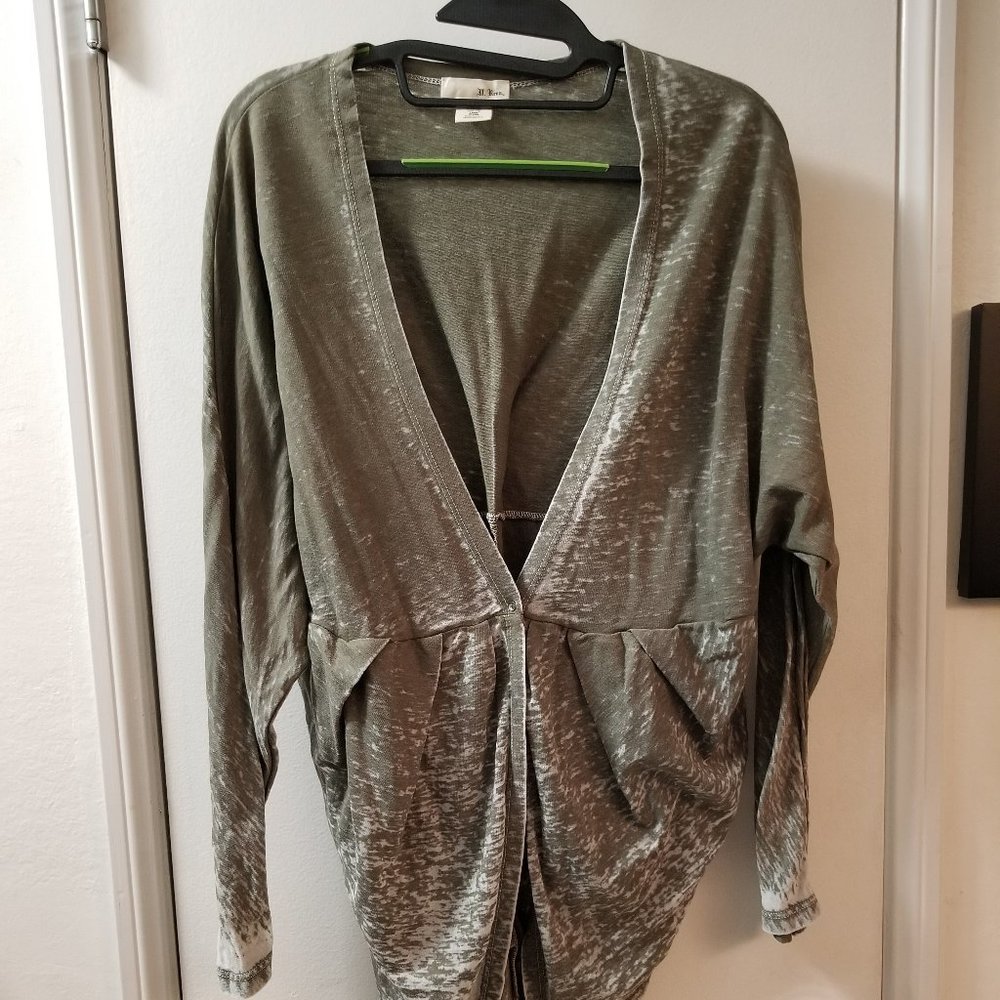 light weight sweatrt botton front detail back vintage washed